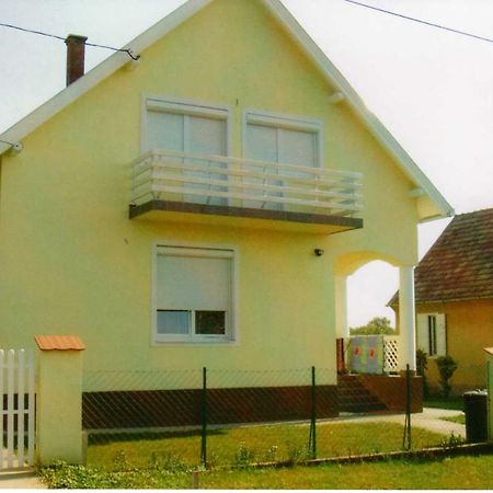 شقة Nora Apartman Balatonfůzfő المظهر الخارجي الصورة