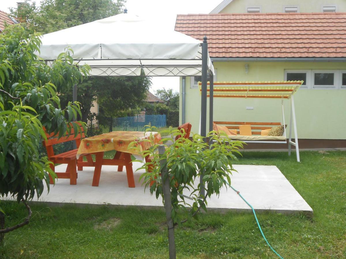 شقة Nora Apartman Balatonfůzfő المظهر الخارجي الصورة
