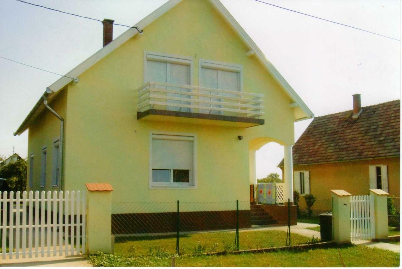 شقة Nora Apartman Balatonfůzfő المظهر الخارجي الصورة
