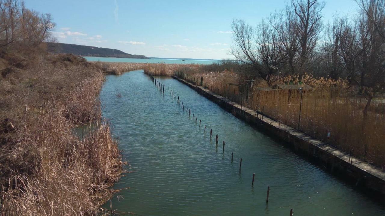 شقة Nora Apartman Balatonfůzfő المظهر الخارجي الصورة